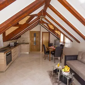 Niko Kastel Stari Apartament